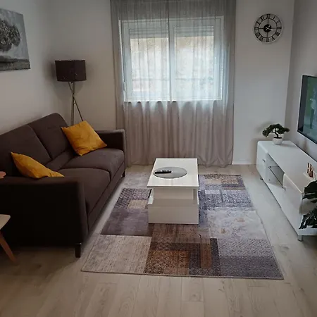 Mateo Apartment Split